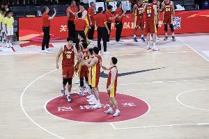 苏群：中国男篮今天虽然出线 但在F组必须在前三才能稳进世界杯